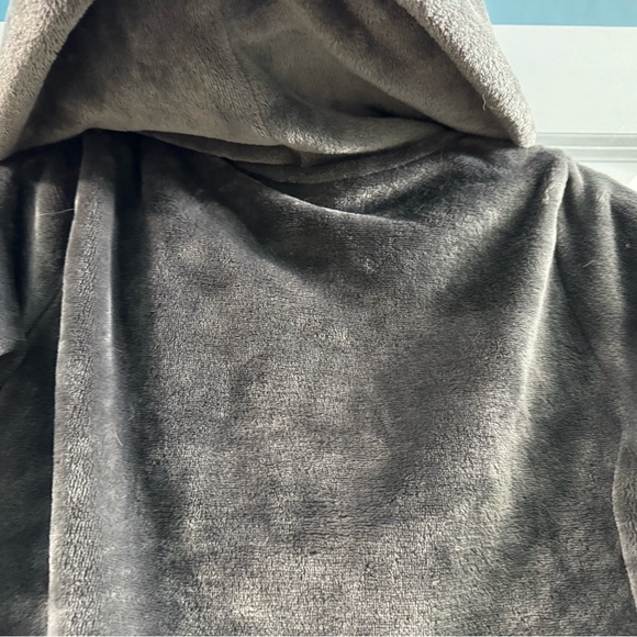 Isaac Mixrahi fluffy, warm, comfy hoodie, long sleeve zip up pom-pom ties - Picture 6 of 7